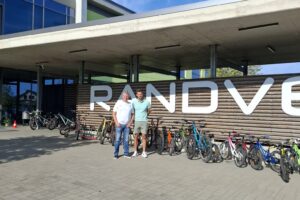 Magnus Kirt ja Jaak Sepp poseerivad Randvere kooli ees